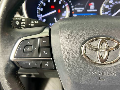 Used 2020 Toyota Highlander XLE FWD image 18