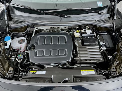 Used 2025 Volkswagen Tiguan SE image 33
