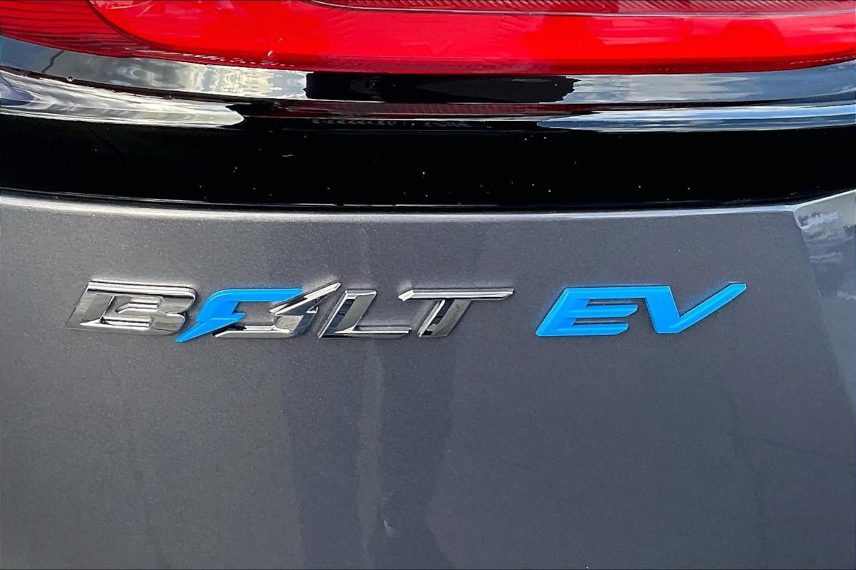 Used 2023 Chevrolet Bolt LT w/ Infotainment Package FWD image 8