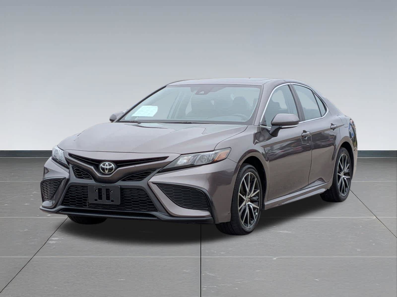 Used 2023 Toyota Camry SE w/ Cold Weather Package FWD image 10