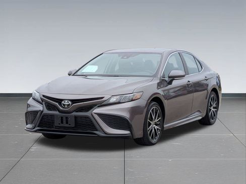 Used 2023 Toyota Camry SE w/ Cold Weather Package FWD image 10