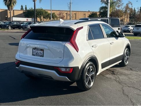 Certified 2025 Kia Niro EX image 6