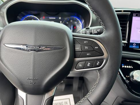 Used 2025 Chrysler Pacifica Select FWD image 20