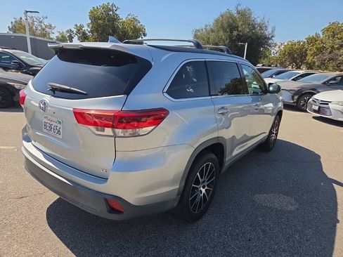 Certified 2018 Toyota Highlander SE FWD image 6