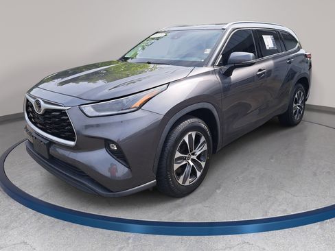 Used 2021 Toyota Highlander XLE FWD image 1