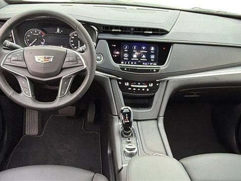 New 2026 Cadillac XT5 Luxury image 14