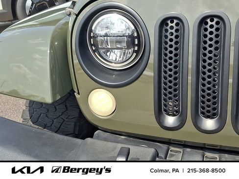 Used 2015 Jeep Wrangler Unlimited Sahara w/ Connectivity Group AWD/4WD image 11