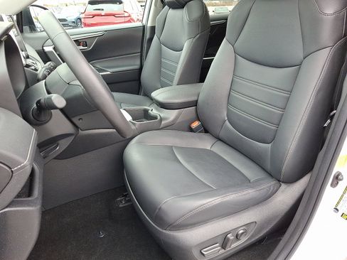 Used 2023 Toyota RAV4 XLE Premium image 13