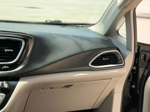 Used 2019 Chrysler Pacifica Touring-L FWD image 31