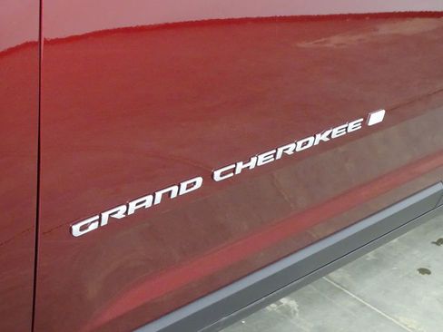 New 2025 Jeep Grand Cherokee Laredo image 40