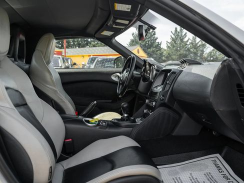 Used 2010 Nissan 370Z Touring w/ Sport Pkg RWD image 13