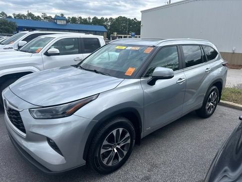 Used 2024 Toyota Highlander XLE AWD/4WD image 3