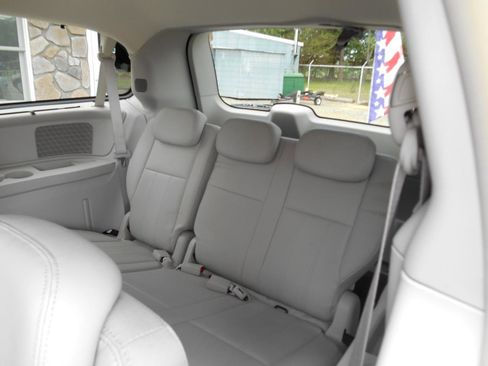 Used 2010 Chrysler Town & Country Touring FWD image 9
