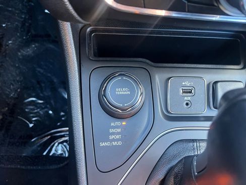 Used 2022 Jeep Cherokee Latitude w/ Sun & Sound Group AWD/4WD image 26