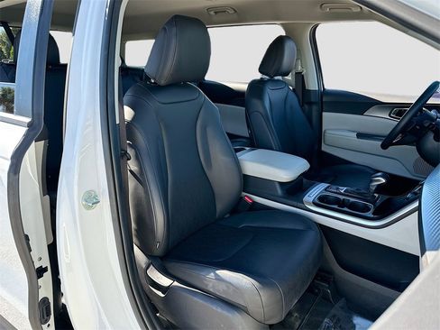 Used 2024 Kia Carnival LX image 28