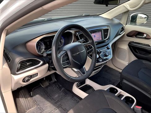 Used 2022 Chrysler Voyager LX FWD image 16