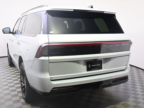 New 2026 Lincoln Navigator Reserve w/ Jet Appearance Package AWD/4WD image 4