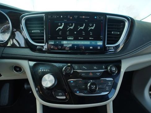 Used 2023 Chrysler Pacifica Limited image 29