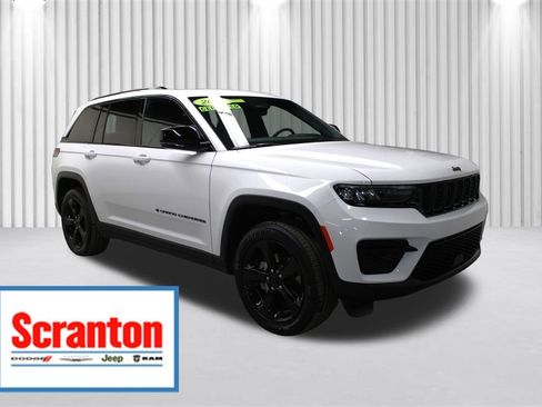 Used 2025 Jeep Grand Cherokee Altitude image 1