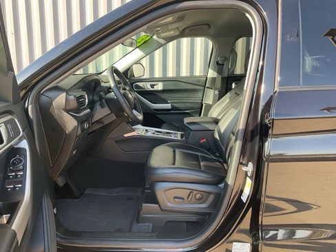 Used 2023 Ford Explorer XLT w/ Equipment Group 202A image 9