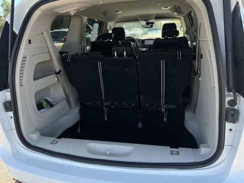 Used 2023 Chrysler Pacifica Touring-L FWD image 11