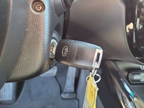 Used 2016 Kia Soul ! FWD image 18