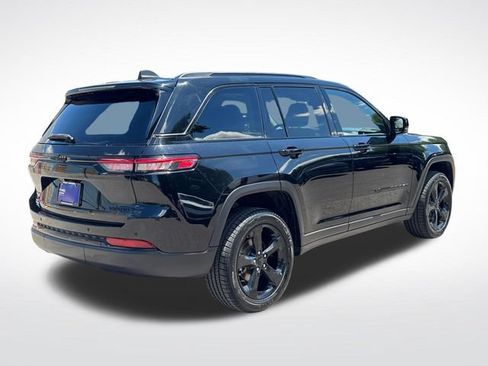 Used 2023 Jeep Grand Cherokee Limited w/ Black Appearance Package AWD/4WD image 6