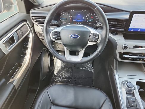 Used 2023 Ford Explorer XLT w/ Equipment Group 202A AWD/4WD image 19