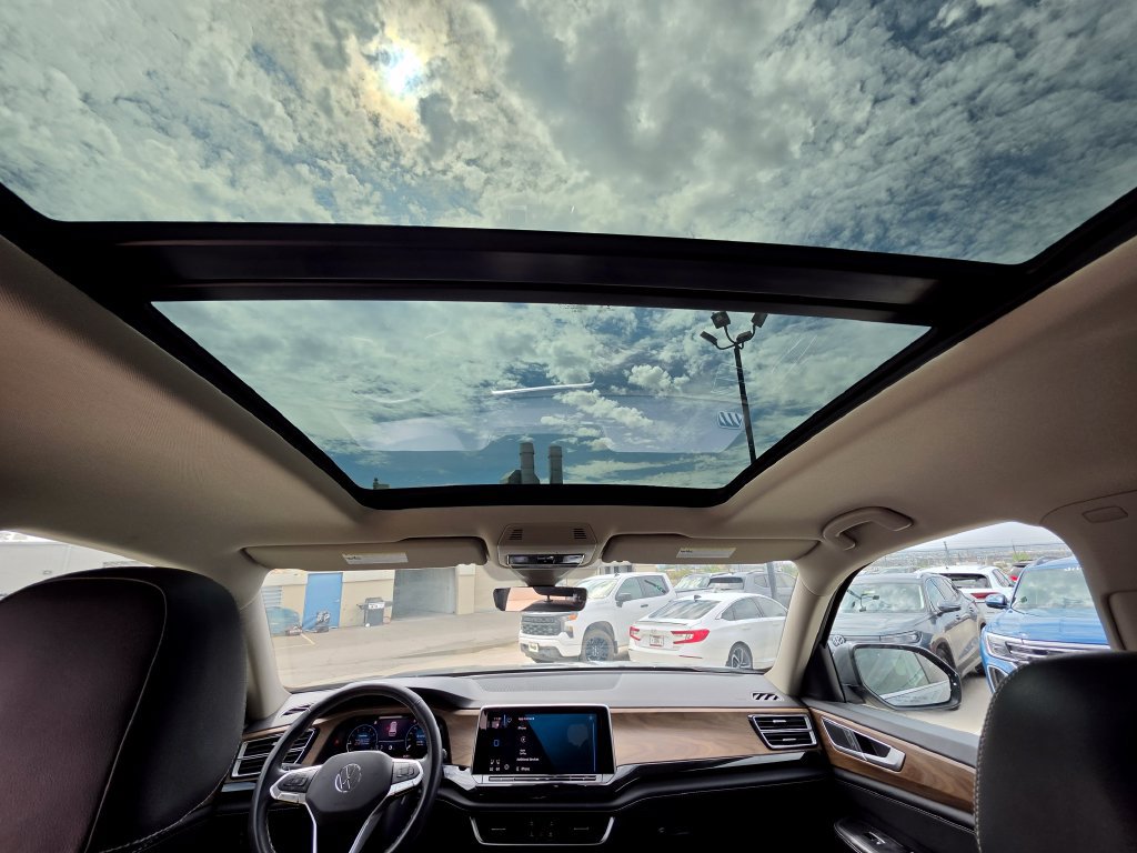 Used 2025 Volkswagen Atlas SE w/ Panoramic Sunroof Package FWD image 16