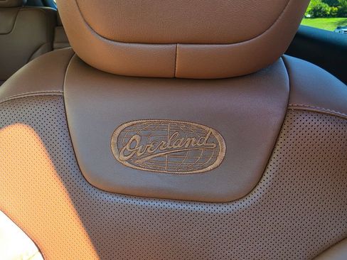 Used 2019 Jeep Cherokee Overland w/ Technology Group AWD/4WD image 21