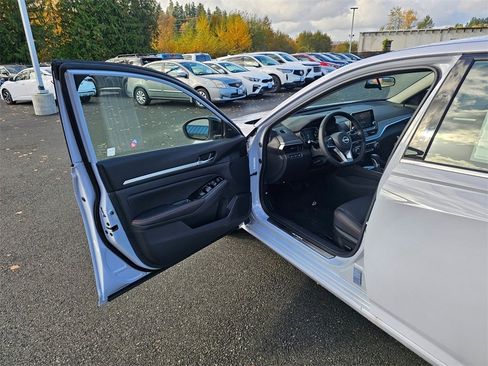 New 2025 Nissan Altima 2.5 SR image 17