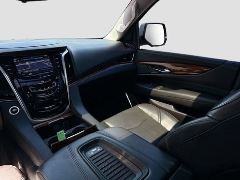 Used 2019 Cadillac Escalade Luxury AWD/4WD image 26