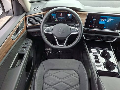 Used 2025 Volkswagen Atlas SE image 12