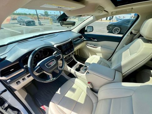 Used 2022 GMC Acadia Denali w/ Denali Technology Package FWD image 8