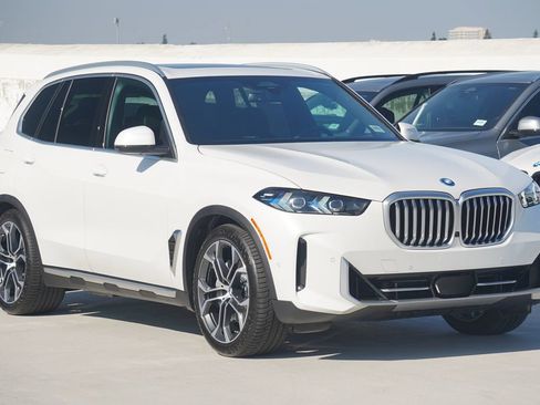 Used 2026 BMW X5 xDrive50e w/ Premium Package AWD/4WD image 3