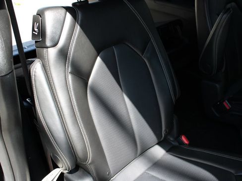 Used 2025 Chrysler Pacifica Select FWD image 24
