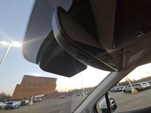 Used 2023 Kia Carnival EX image 31