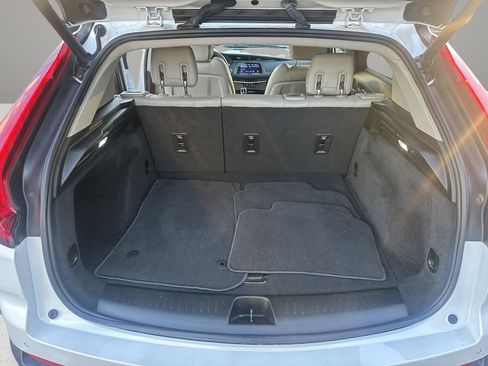 Used 2022 Cadillac XT4 Luxury w/ Cold Weather Package image 7