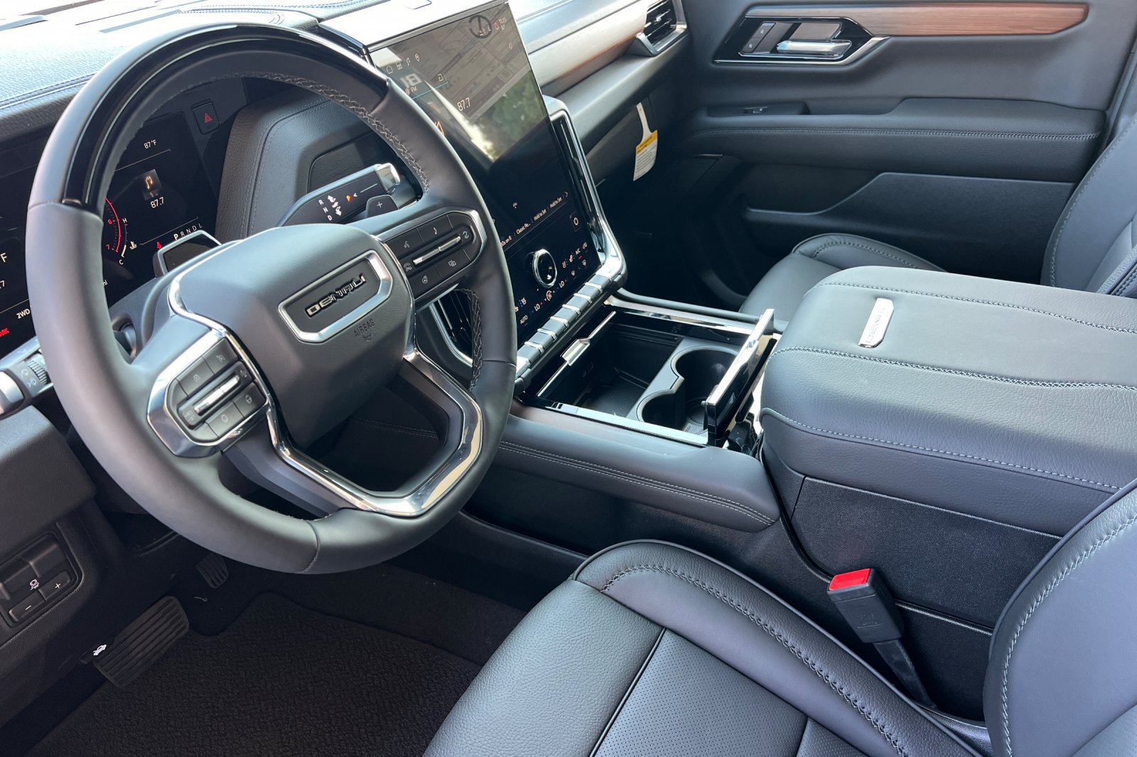 New 2026 GMC Yukon Denali w/ Denali Reserve Package AWD/4WD image 8