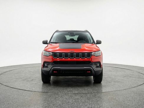 Used 2025 Jeep Compass Trailhawk AWD/4WD image 2