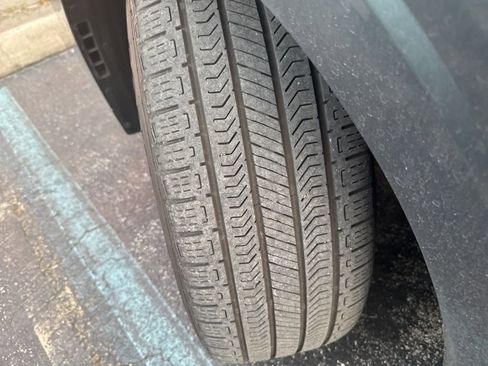 Used 2024 Kia Carnival EX image 13