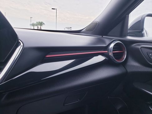 Used 2025 Chevrolet Trax RS w/ Sunroof Package image 28