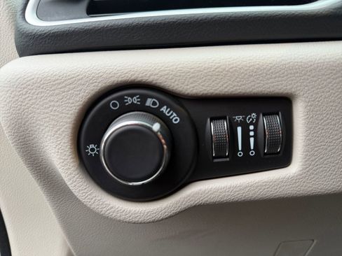 Used 2022 Chrysler Voyager LX image 21