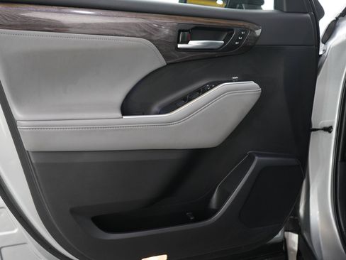 Used 2021 Toyota Highlander Limited AWD/4WD image 19