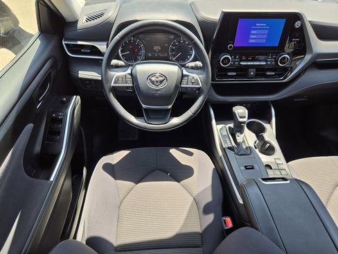 Used 2025 Toyota Highlander LE FWD image 14