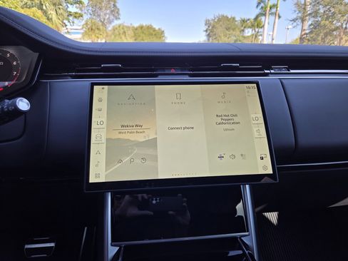 New 2025 Land Rover Range Rover SE image 12