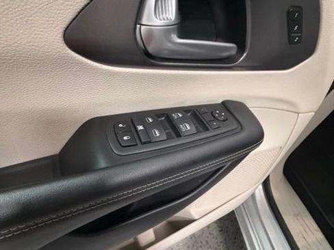 Certified 2024 Chrysler Pacifica Touring-L FWD image 20