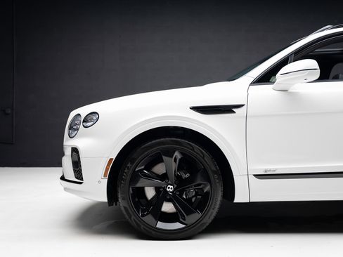 Used 2021 Bentley Bentayga Plug-In Hybrid AWD/4WD image 17