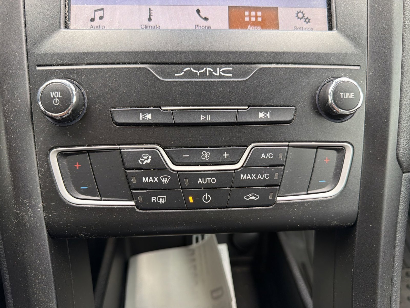 Used 2019 Ford Fusion SE w/ Equipment Group 151A FWD image 16