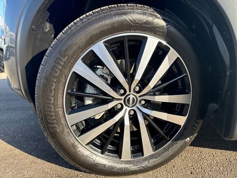 Used 2025 Nissan Pathfinder Platinum w/ Black Appearance Package image 29